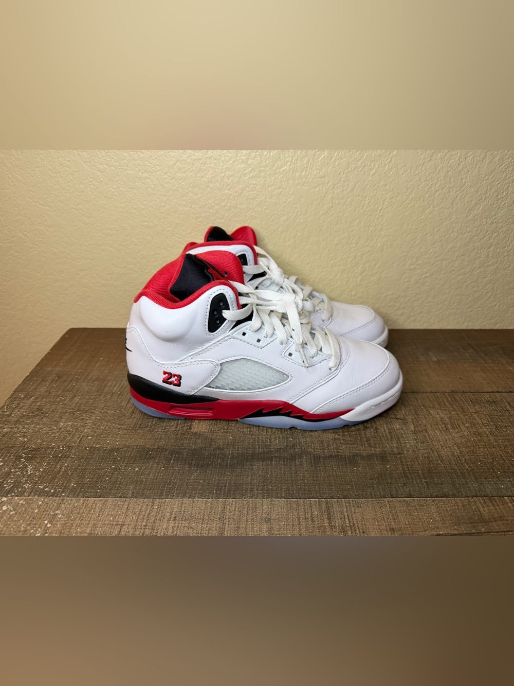 Air Jordan 5 Retro GS “Fire Red” 2025
- Size 6Y / 7.5 Women.